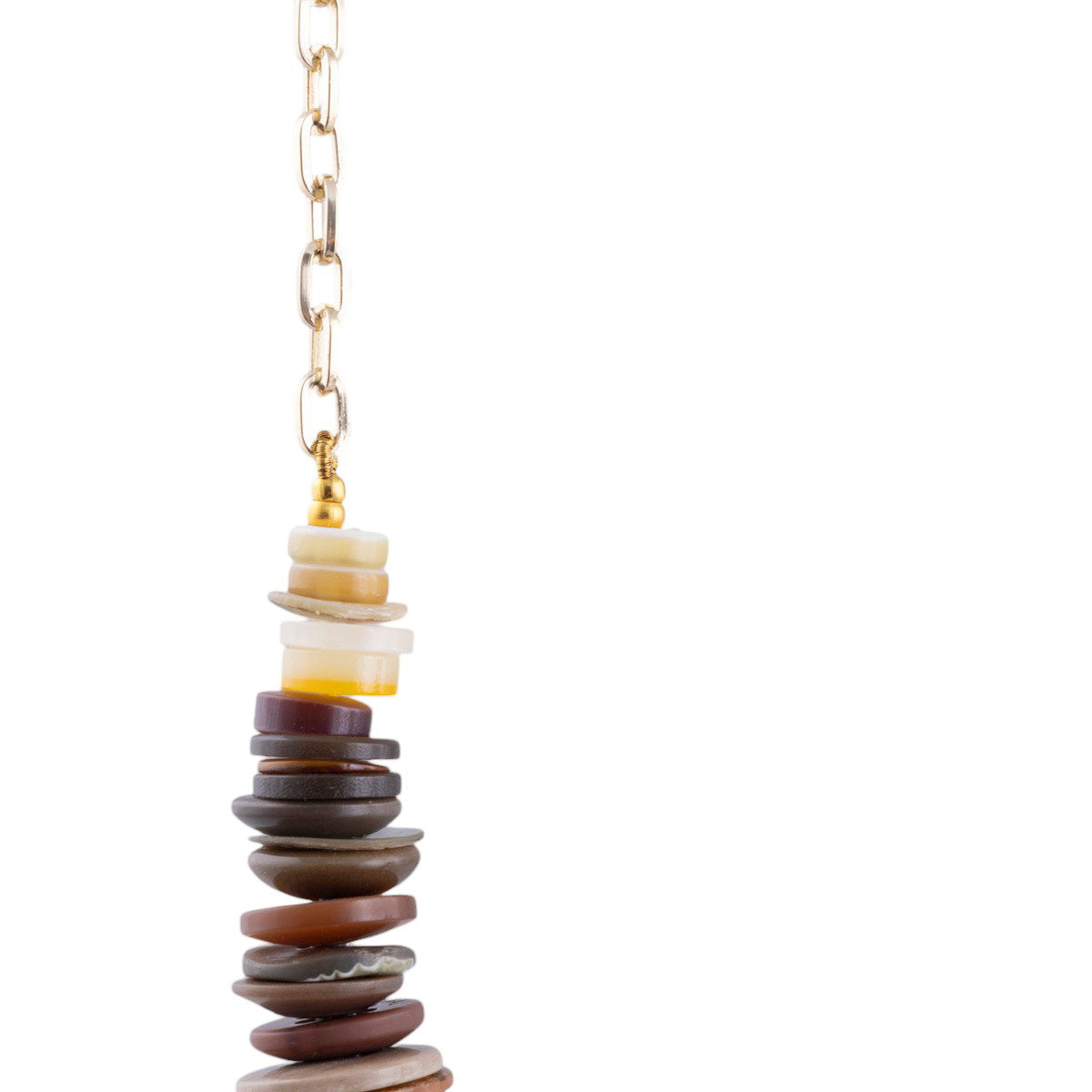 Collana artigianale con elementi a bottone multicolor su catena metallica