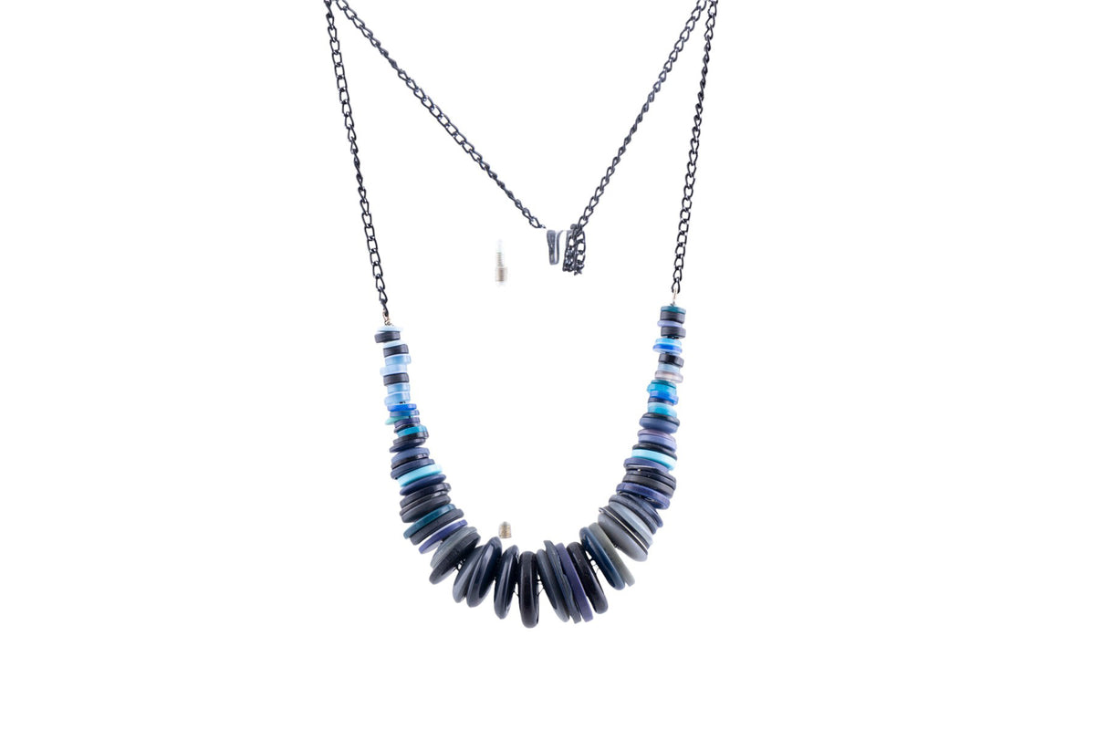Collana artigianale con elementi a bottone multicolor su catena metallica