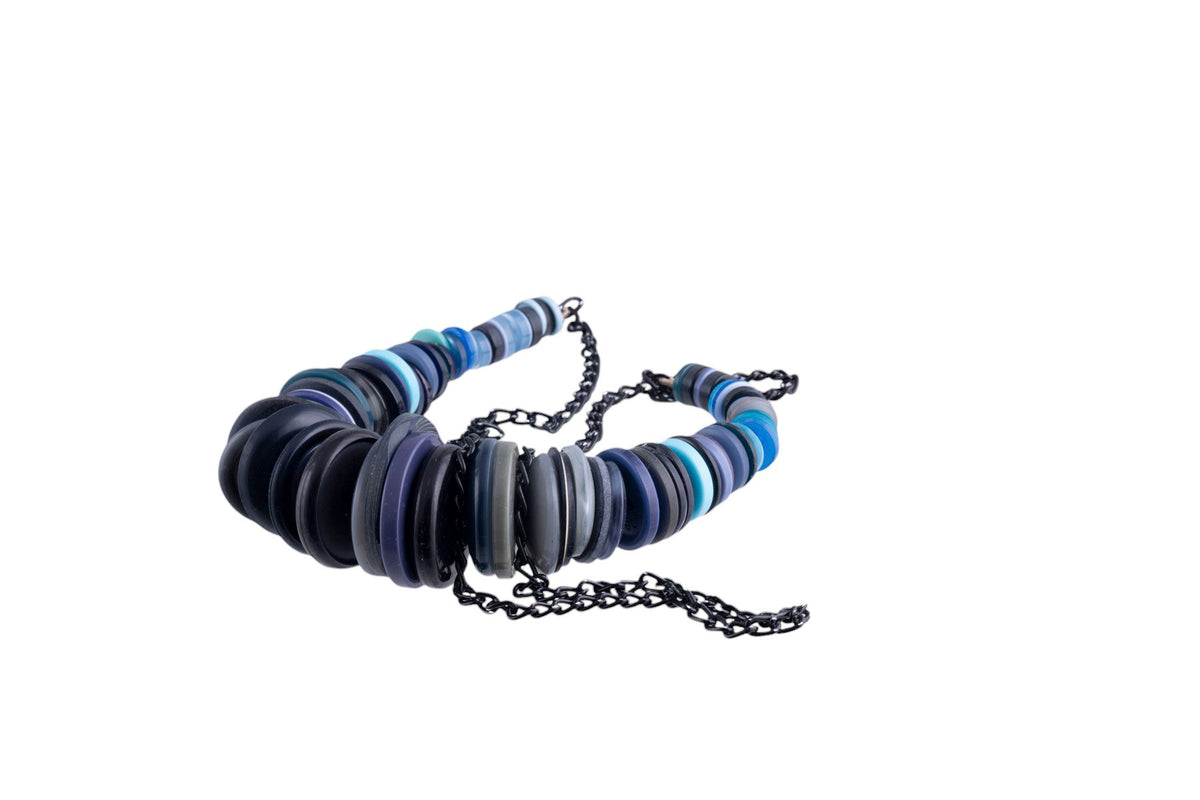 Collana artigianale con elementi a bottone multicolor su catena metallica