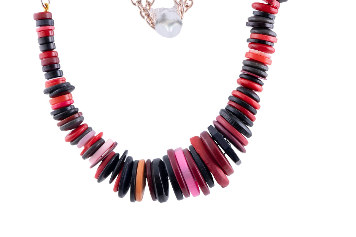Collana artigianale con elementi a bottone multicolor su catena metallica